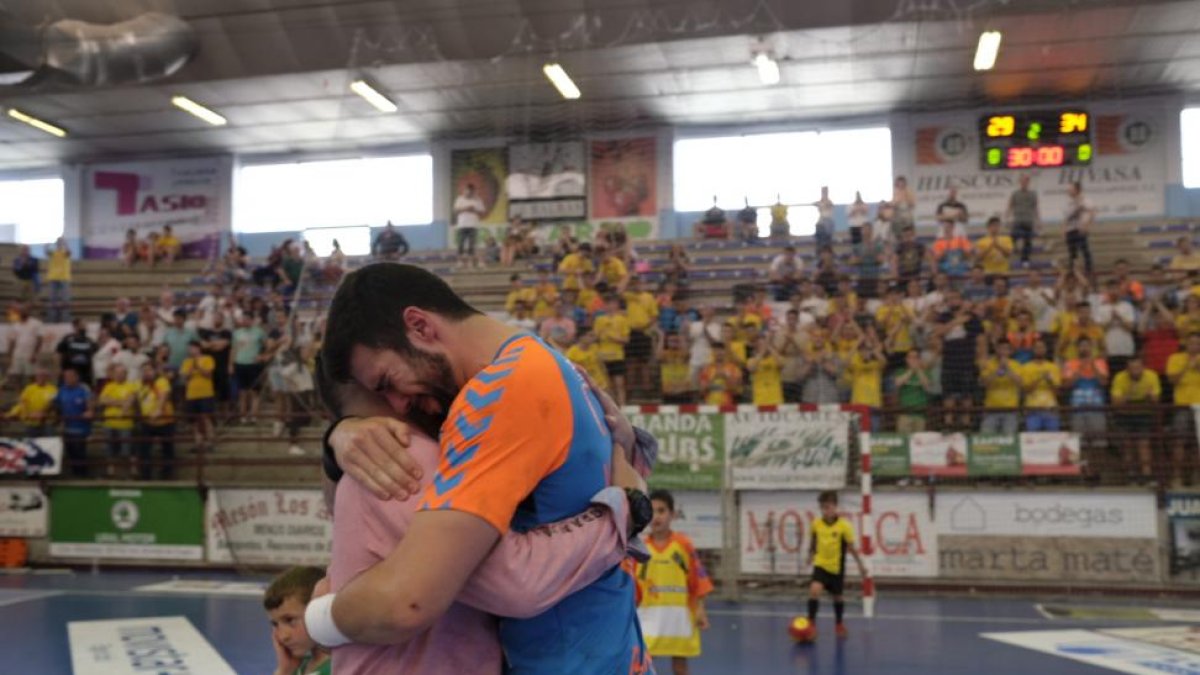 Los jugadores del Villa de Aranda muestran su desconsuelo al término del partido de ayer.-ARCALLE