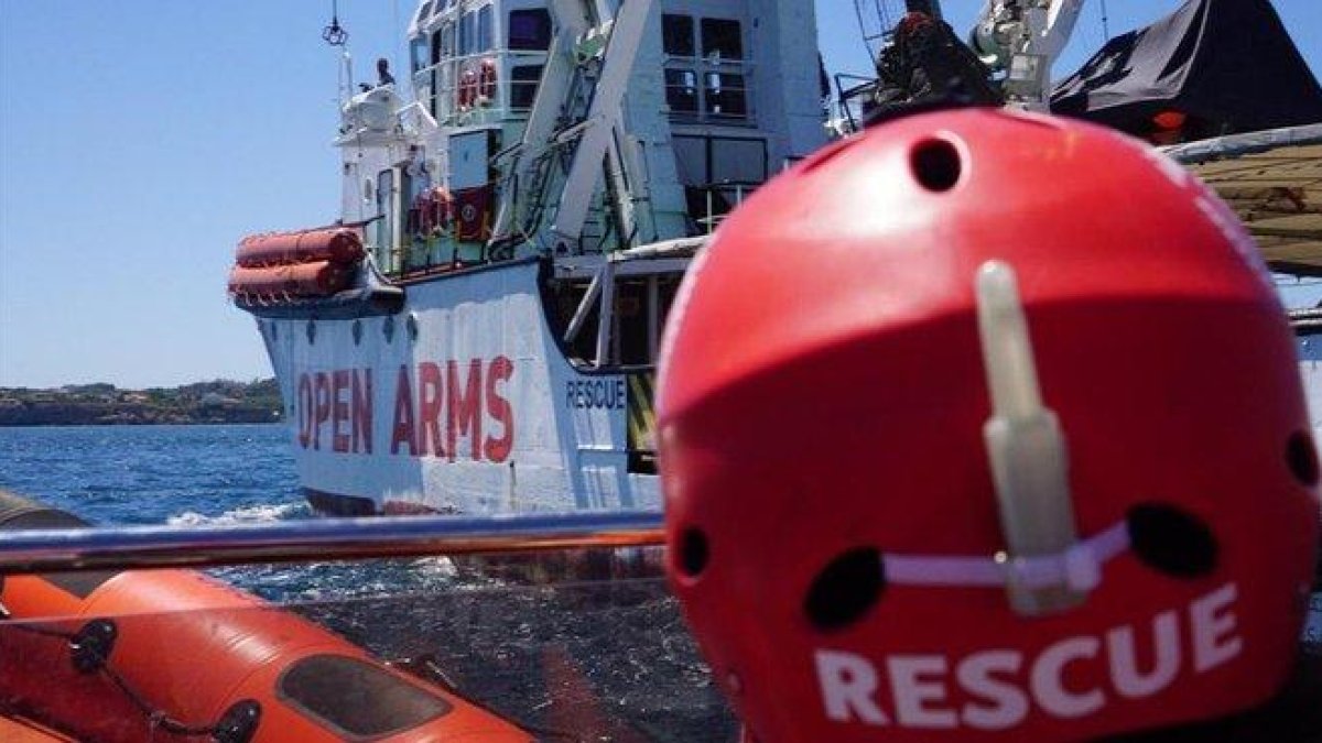 Uno de los miembros de Open Arms llega al buque de salvamento de la oenegé.-OPEN ARMS (OPEN ARMS)