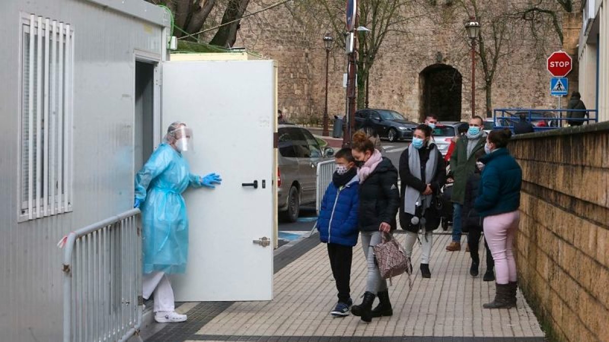 Varios pacientes esperan a ser atendidos en el módulo Covid del centro de salud de los Cubos. R. OCHOA