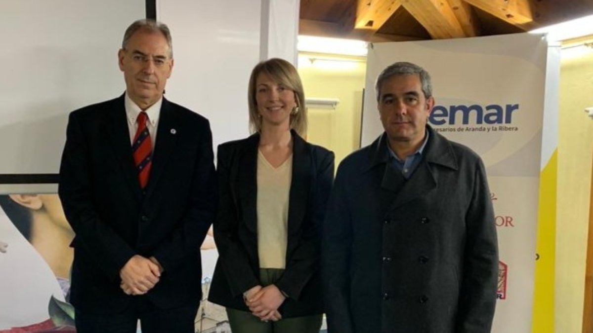 Cristina Martín, en una imagen de archivo, con el ex vicepresidente, Roberto Rojo y el representante de FAE
