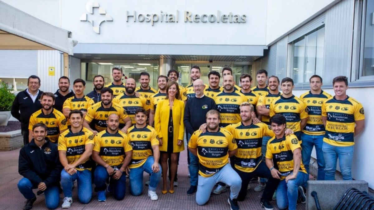 La plantilla del Recoletas Burgos Universidad de Burgos posa en la sede de su patrocinador. SANTI OTERO