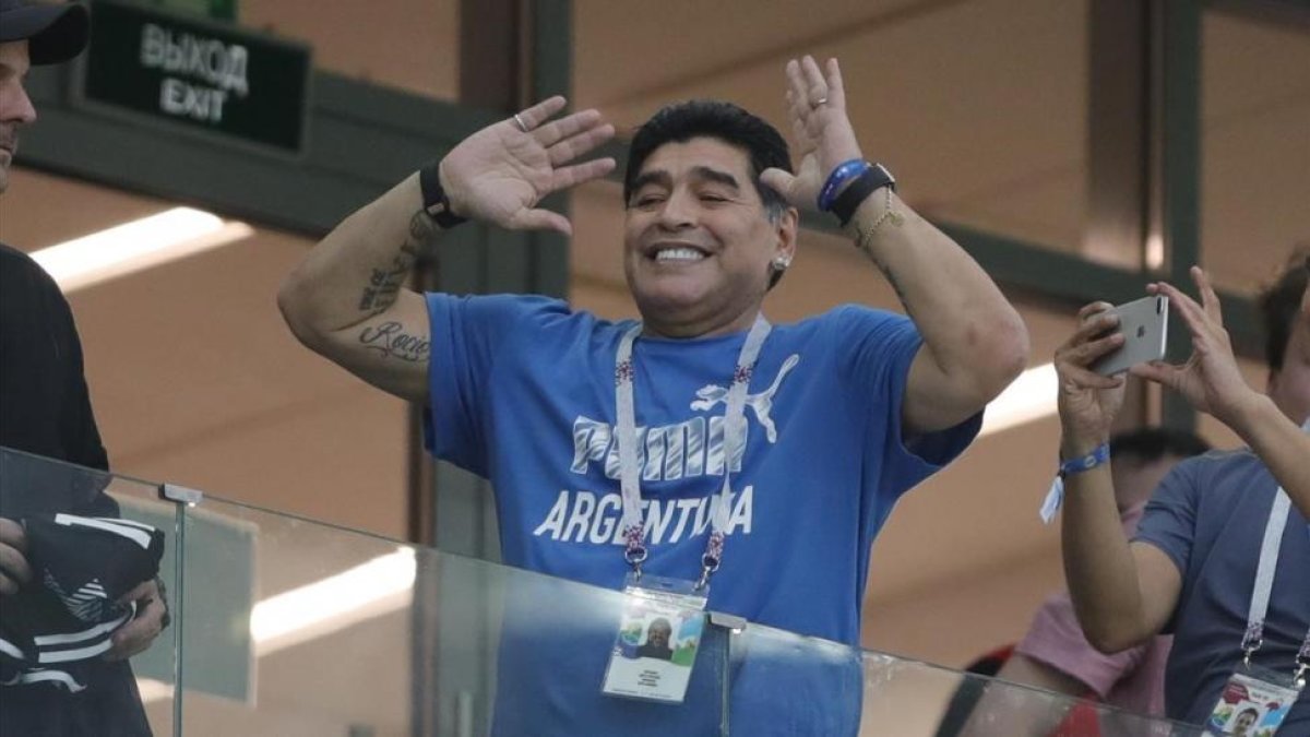 Maradona hace uno de sus clásicos shows en las gradas del estadio Nizhny Novgorod.-RICARDO MAZALÁN