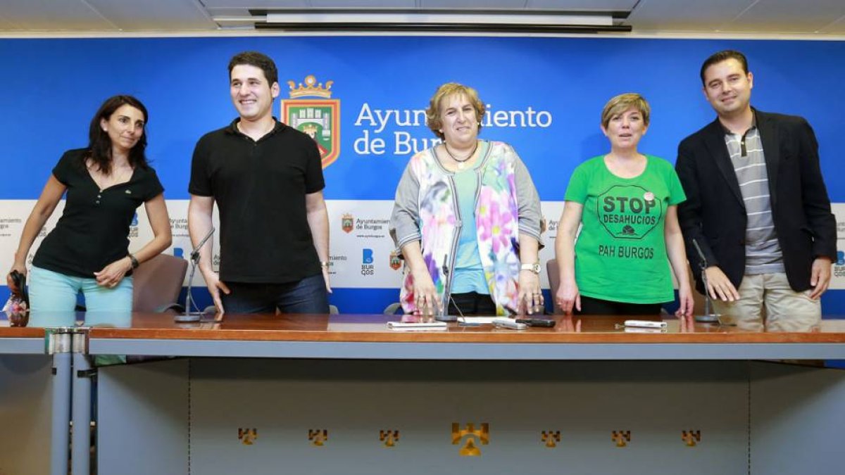 Bañeres, Salinero, Lopidana, Braceras y De la Rosa tras el acuerdo alcanzado para crear el parque de viviendas sociales.-RAÚL OCHOA