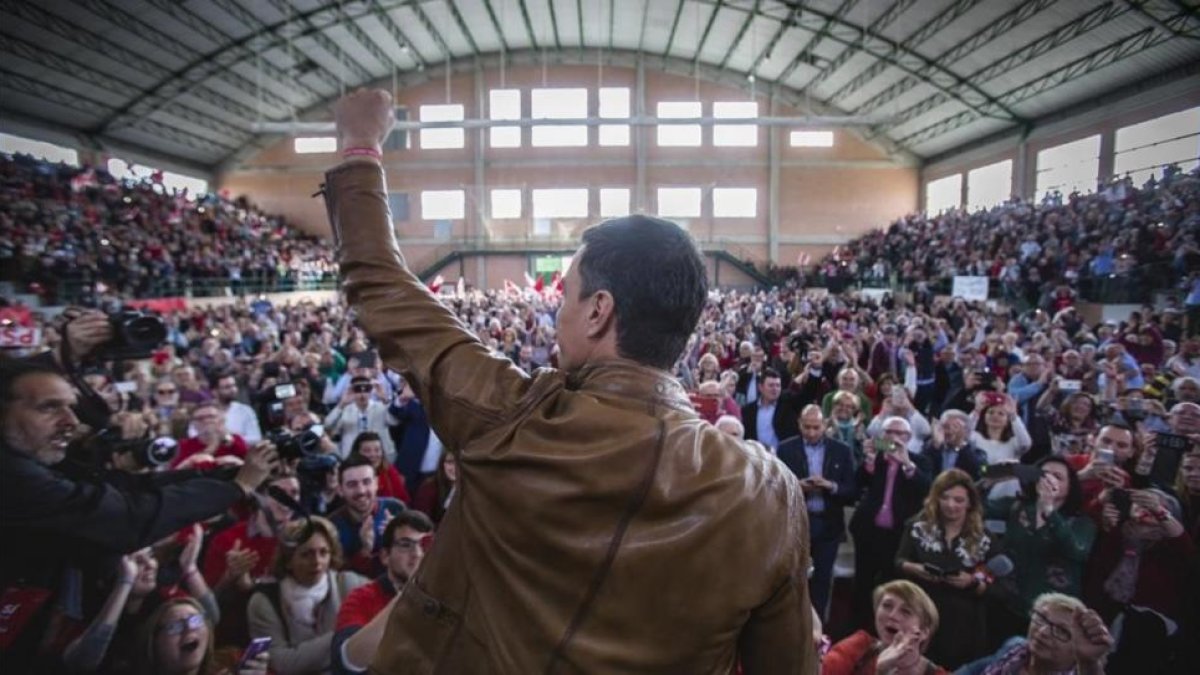 Pedro Sanchez saluda a los simpatizantes socialistas en el pabellon deportivo de Burjassot (Valencia).-MIGUEL LORENZO