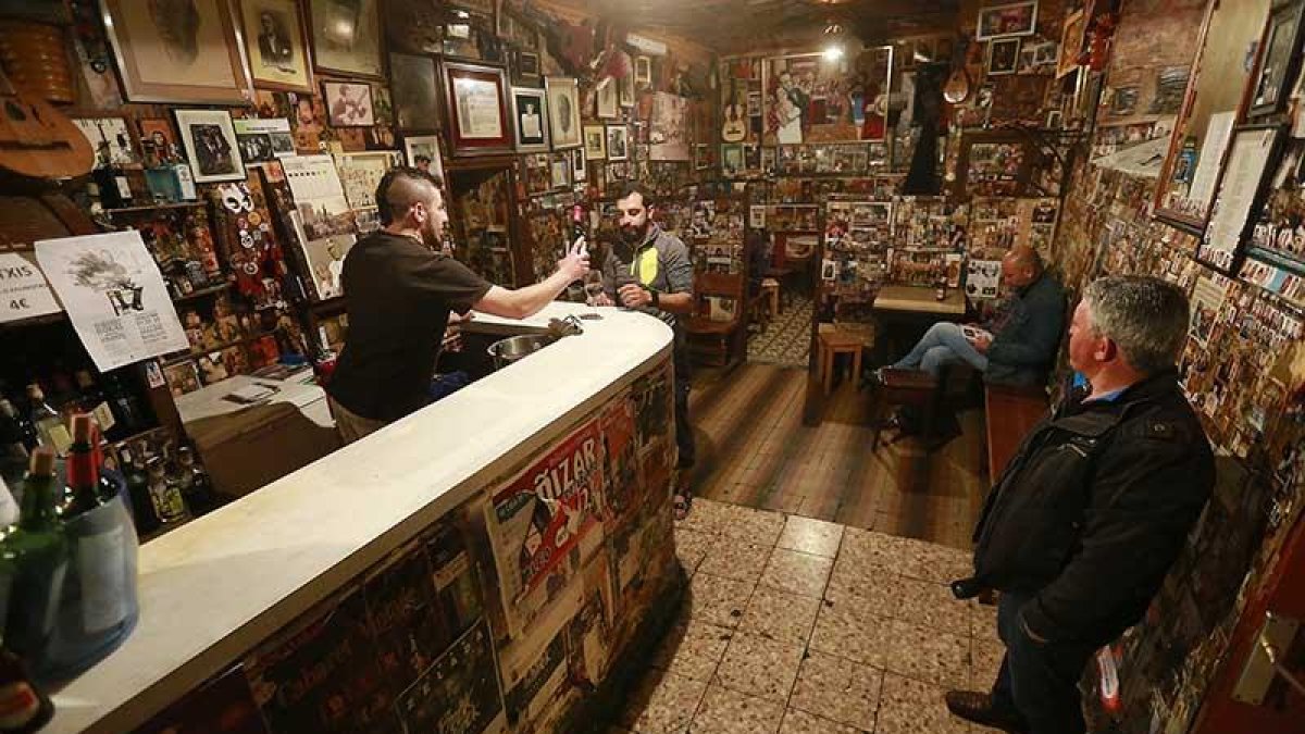 Unos pocos clientes echaban la tarde ayer en el bar ajenos al inminente cierre.-R. OCHOA