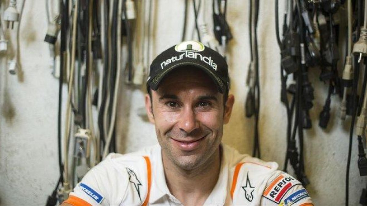 El catalán Toni Bou posa para El Periódico a su regreso de Francia, donde ganó su título mundial nº 26.-JORDI COTRINA