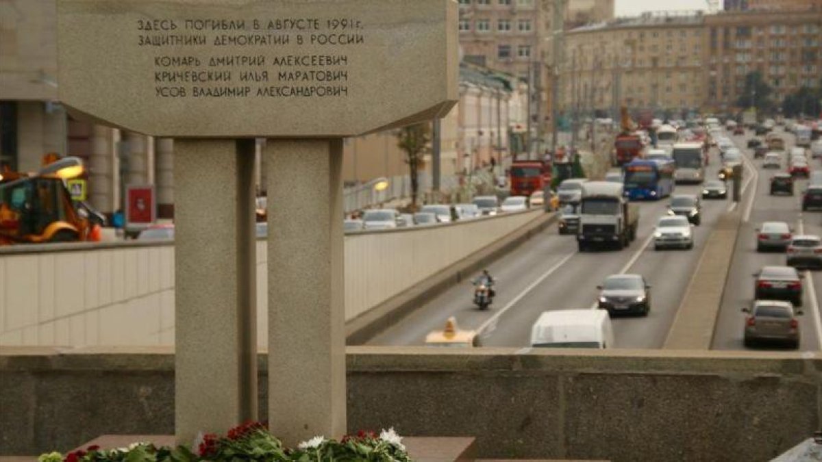 Monumento en Moscú en recuerdo de las tres personas muertas durante la intentona golpista contra Gorvachov.-ADRIÀ ROCHA