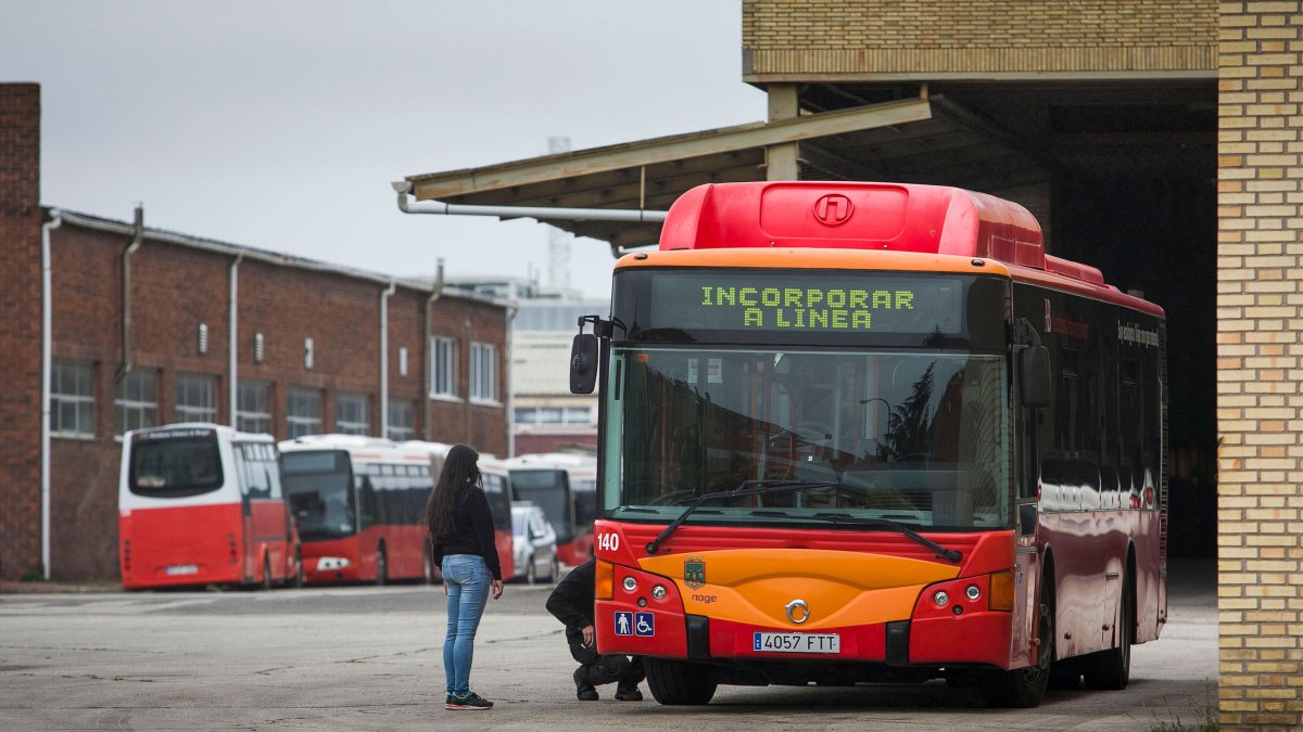 Las cocheras de los autobuses municipales se encuentran en la carretera de Poza. TOMÁS ALONSO