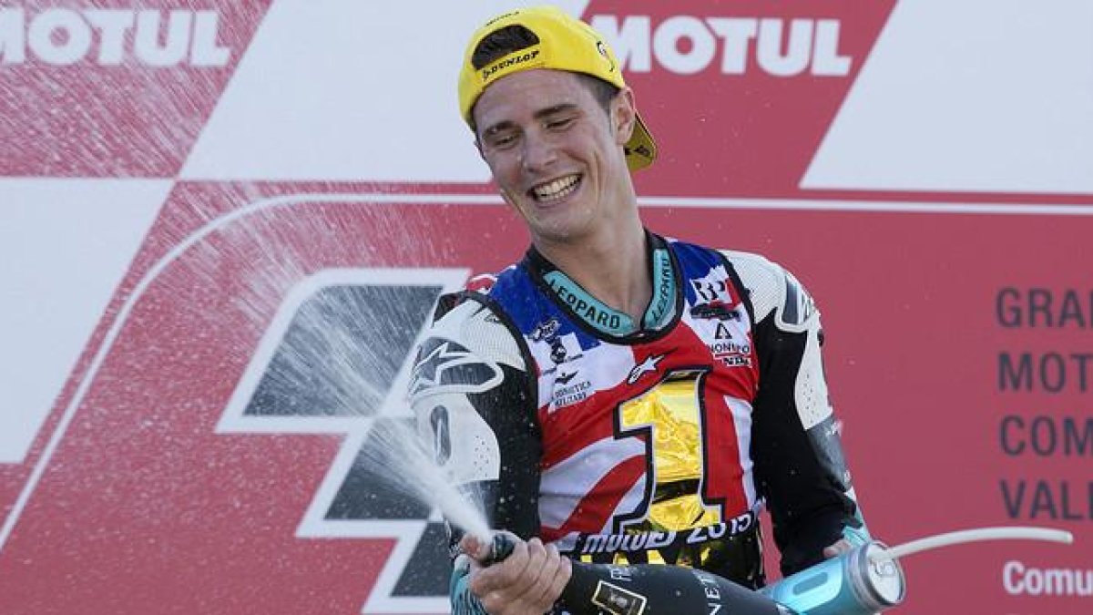 El piloto británico Danny Kent celebra la conquista del título de Moto3 en Cheste.-MIGUEL LORENZO