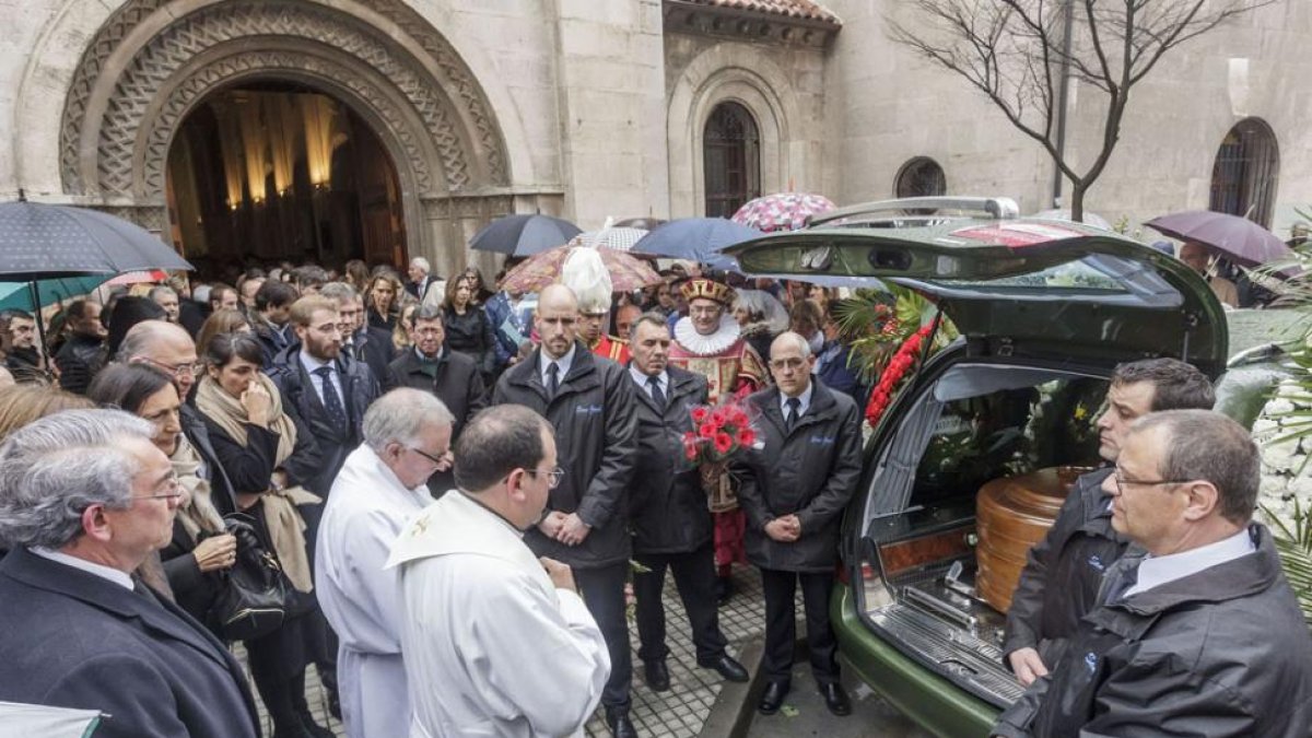 Momento de oración al finalizar la misa antes de ir al cementerio.-SANTI OTERO