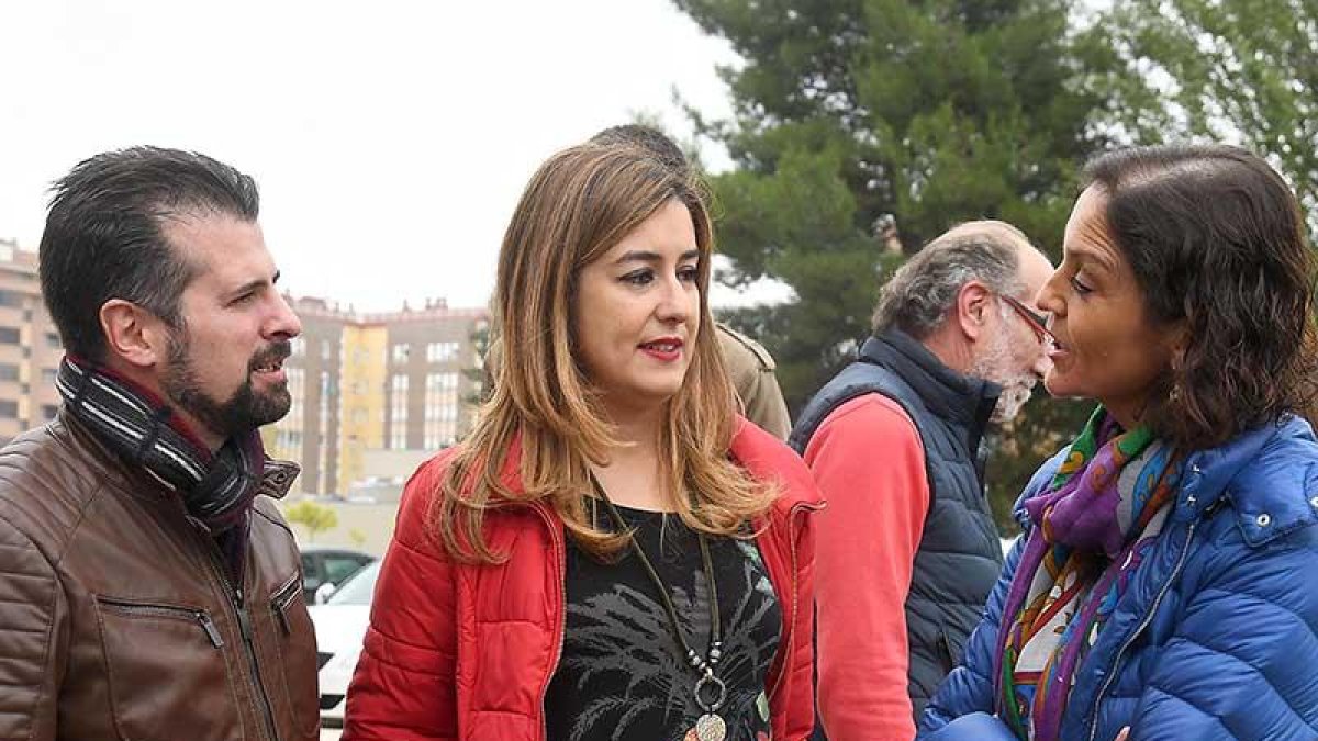 Luis Tudanca y Reyes Maroto apoyaron ayer públicamente la candidatura de Aitana Hernando (centro) a la Alcaldía.-ICAL