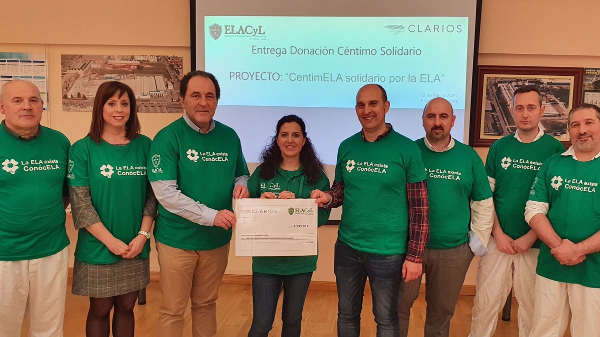 Imagen de la entrega de la donación a los representantes de Elacyl. ELACYL