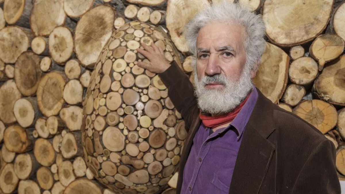 El artista local posa junto a una de sus instalaciones en madera.-SANTI OTERO