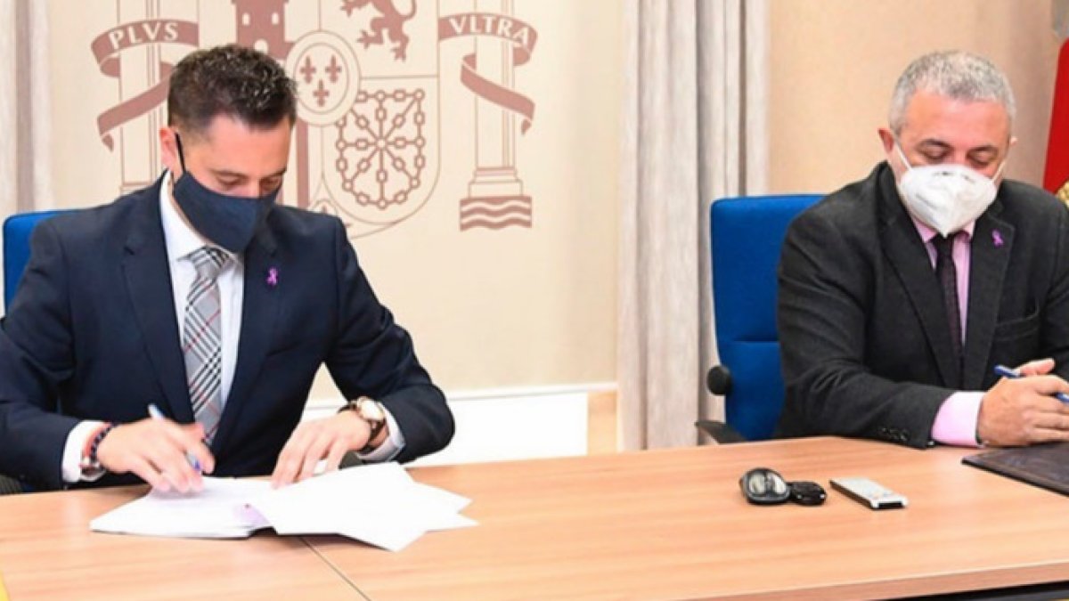 El alcalde, Daniel de la Rosa, firma el protocolo de VioGén con el subdelegado del Gobierno Pedro de la Fuente. ICAL