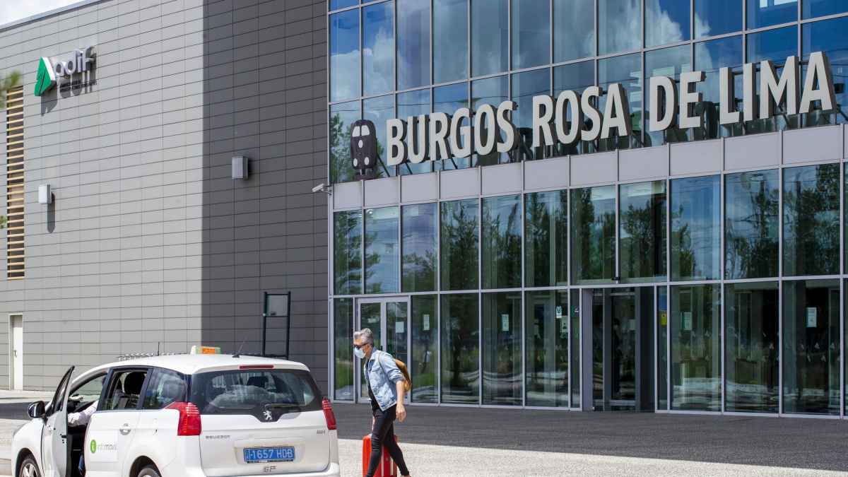 Un viajero coge un taxi tras bajar del tren en la estación Rosa de Lima. SANTI OTERO