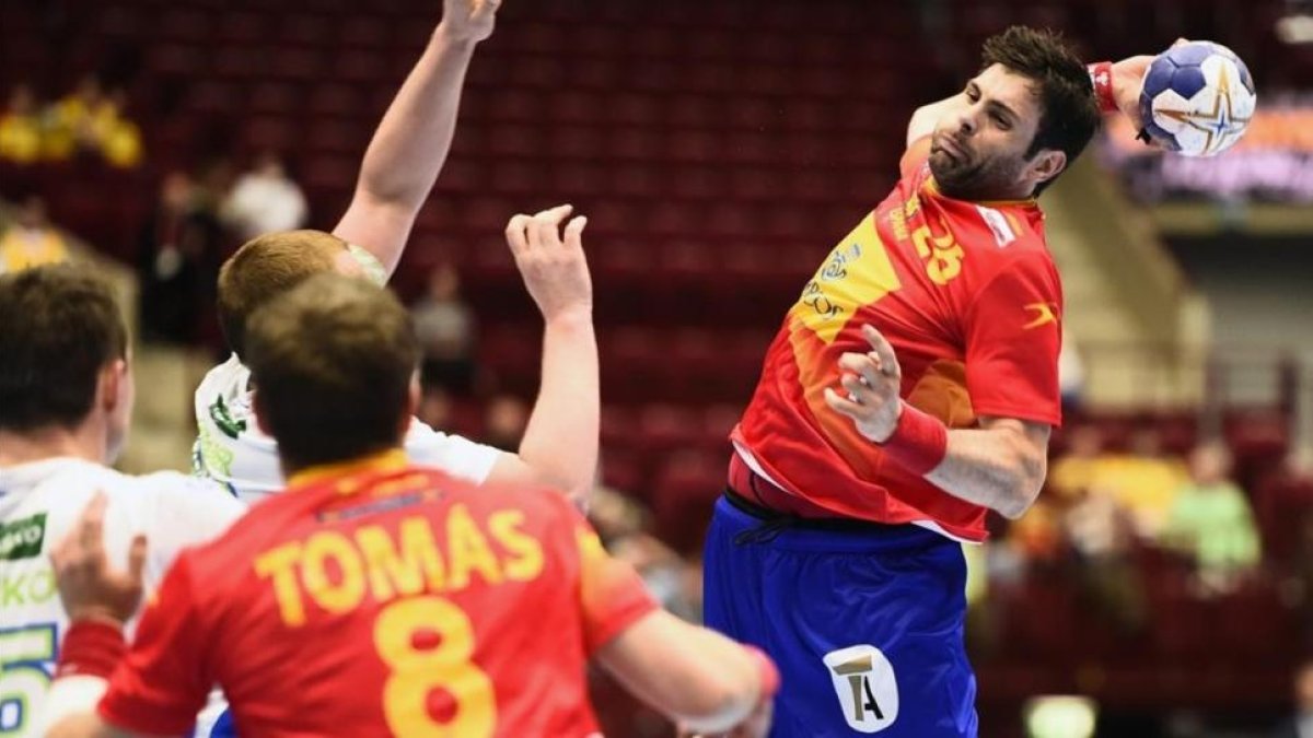 Antonio García lanza a portería, ante Víctor Tomás, en el España-Eslovenia del preolímpico de Malmoe.-
