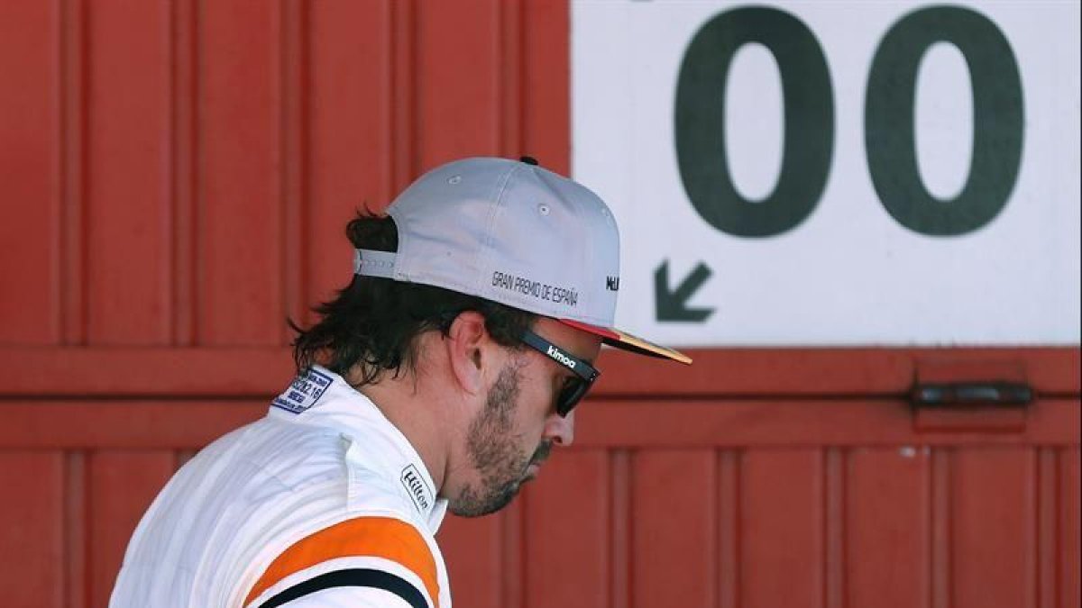 El piloto español de McLaren Honda Fernando Alonso tras la tercera sesión de clasificación del GP de España.-EFE