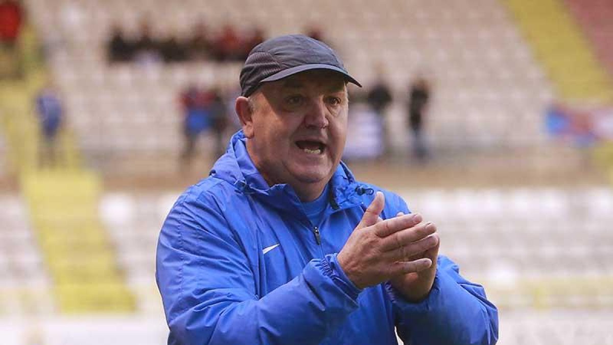 Manix Mandiola aplaude una acción de sus jugadores durante un encuentro en El Plantío-Raúl G. Ochoa