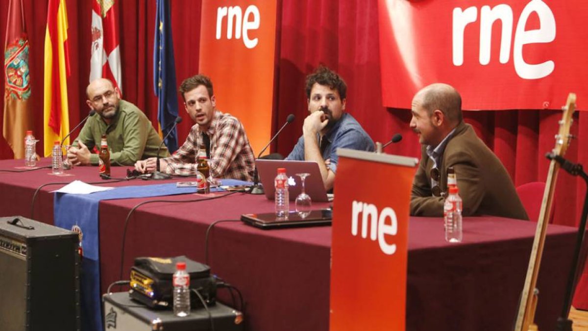 Víctor Lenore, Esteban J. Girón, Ángel Carmona y José Manuel Sebastián, de i. a d., en pleno debate.-Raúl Ochoa