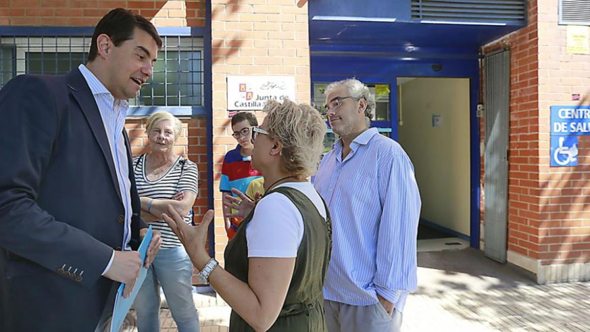 Ibañez conversa con representantes de la plataforma por el nuevo centro de salud de García Lorca.-RAÚL G. OCHOA