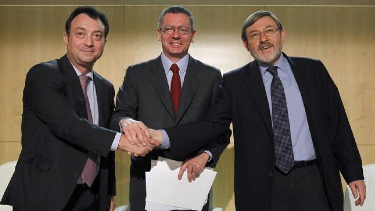 Ruiz Gallardón (centro) junto al vicealcalde y portavoz del PP en el Ayuntamiento de Madrid, Manuel Cobo (izquierda), y el portavoz del Grupo Socialista, Jaime Lissavetzky, este miércoles, tras anunciar que Madrid optará a los Juegos Olímpicos.-Ballesteros / EFE