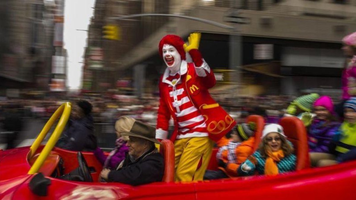Ronald, el 'clown' de McDonald's, saluda a la multitud durante un desfile de Acción de Gracias, en Nueva York, el 26 de noviembre del 2015.-AP / ANDRES KUDACKI