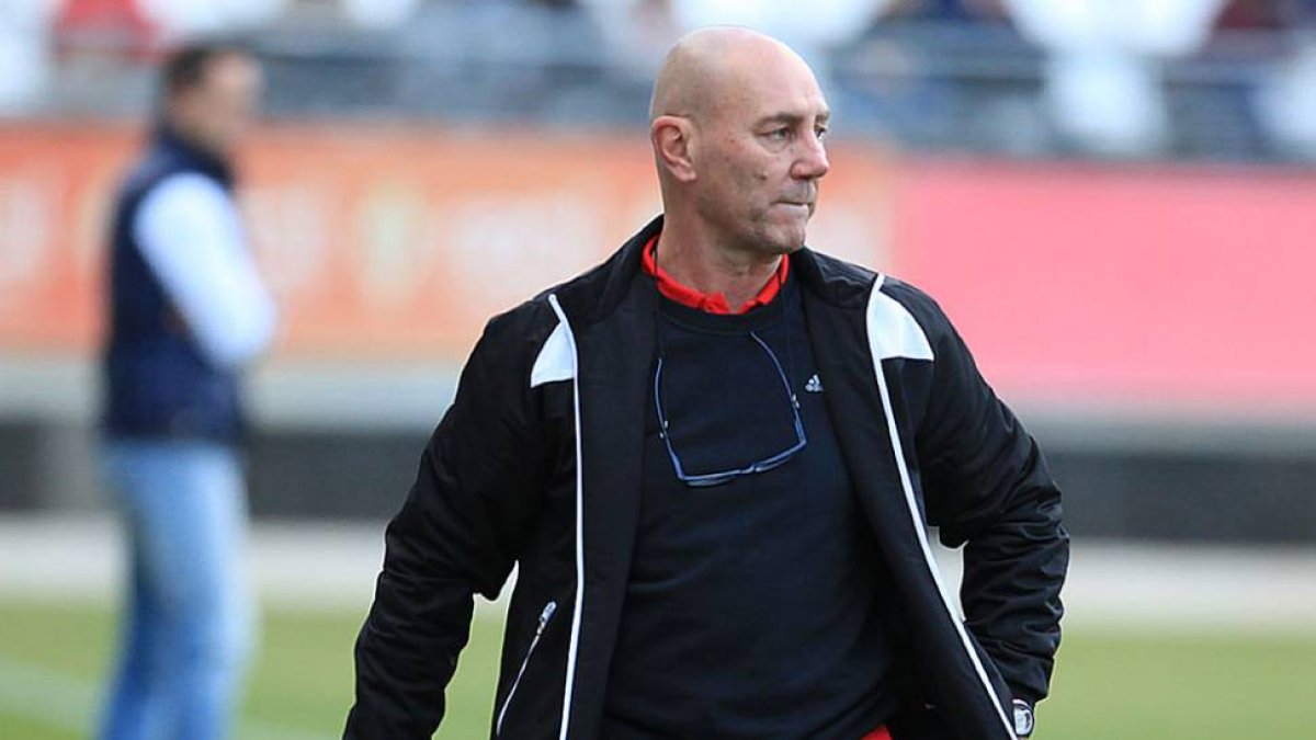 Fede Castaños sigue las evoluciones de su equipo durante el partido de ayer.-LA OPINIÓN DE MURCIA