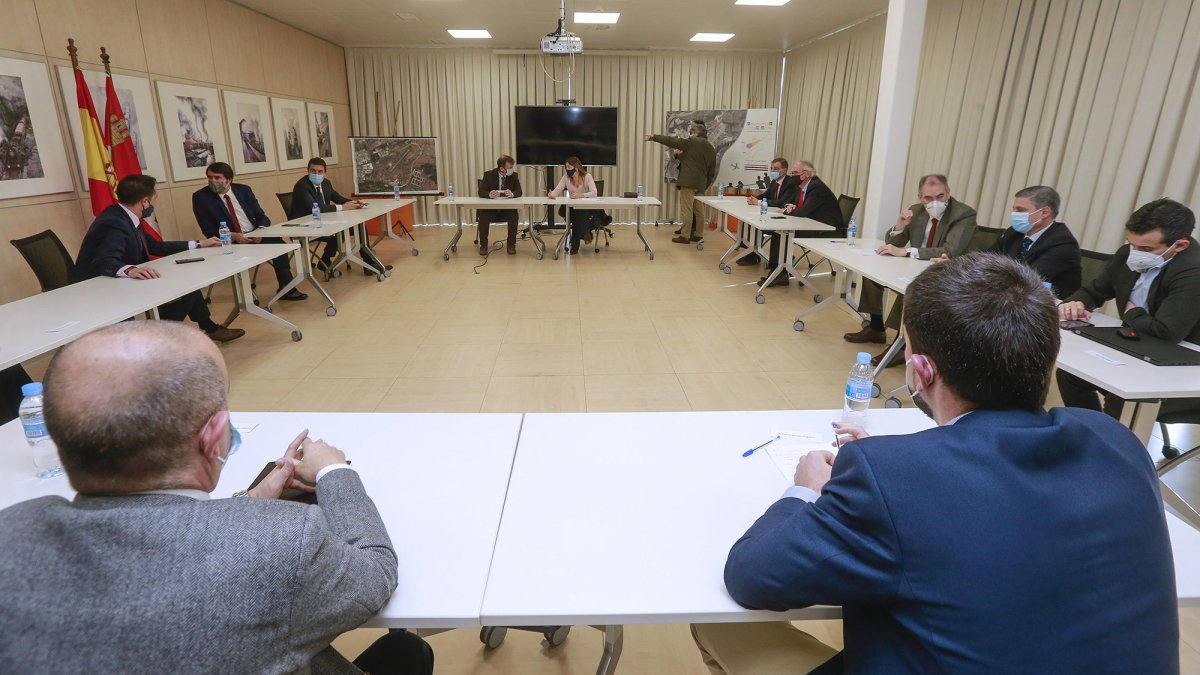 Los consejeros de Fomento y Presidencia asistieron ayer a la reunión del consejo de Cetabsa. RAÚL OCHOA