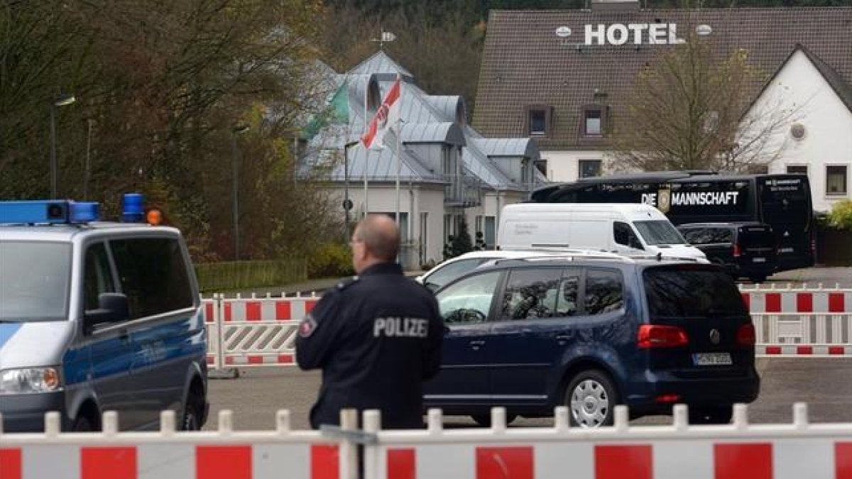 La policía vigila el hotel de concentración de la selección alemana en Barsinghausen.-AP / PETER STEFFEN