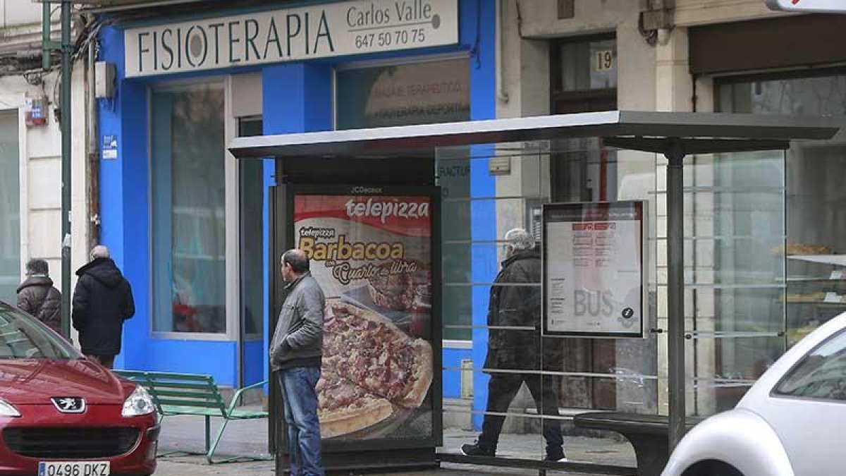Parada de autobús sin adaptar en la calle San Pedro y San Felices.-RAÚL G. OCHOA