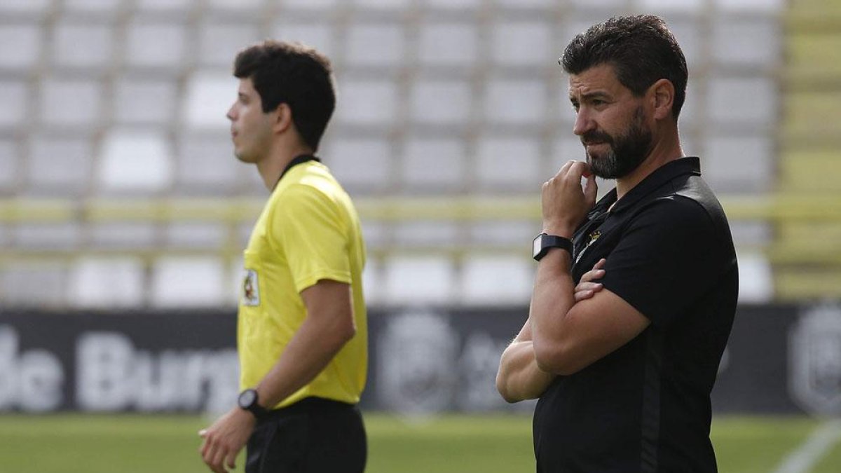 Fernando Estévez con gesto pensativo durante un amistoso.-SANTI OTERO