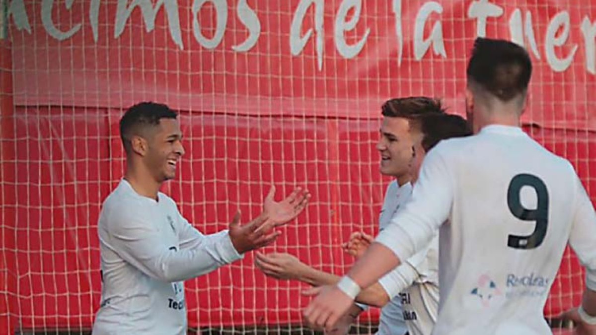 Los jugadores del Burgos CF celebran el tanto de Iago. TWITTER / @BURGOSCF