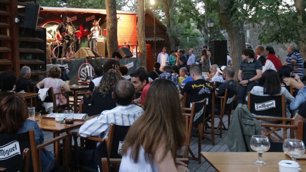 Los conciertos en el Vagón del Castillo regresarán puntuales a su cita con los burgaleses desde el miércoles 15 de julio.-Raúl Ochoa