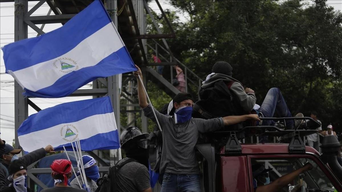 Protestantes salen de Managua rumbo a Masaya, ciudad símbolo de las protesta en contra del Gobierno /-RODRIGO SURA (EFE)