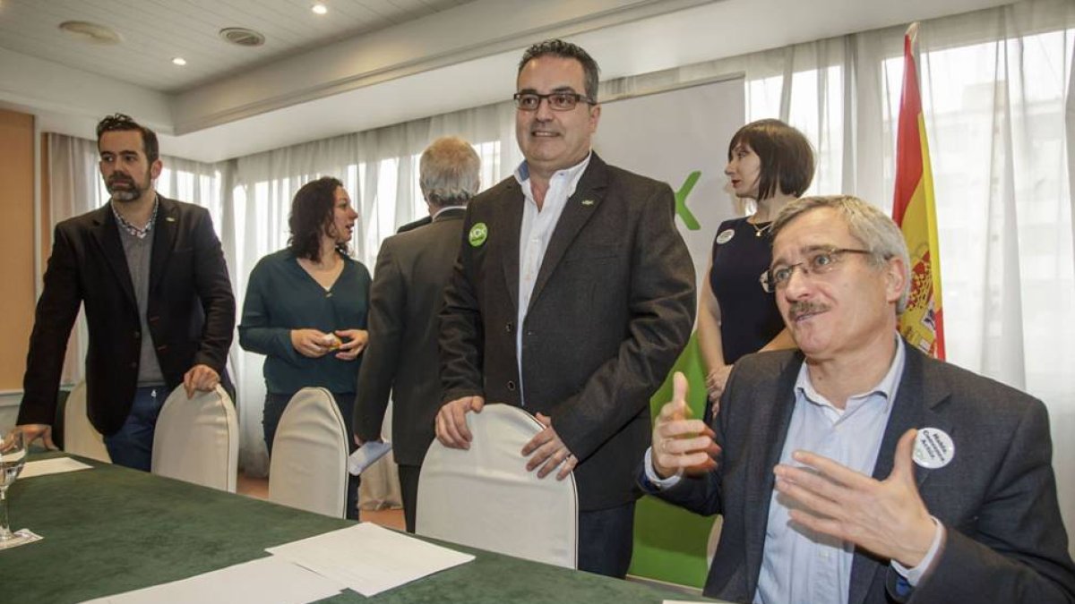 A la izquierda, sendado, Ortega Lara junto al cabeza de lista, Ángel Martín, y Javier Martínez.-Santi Otero