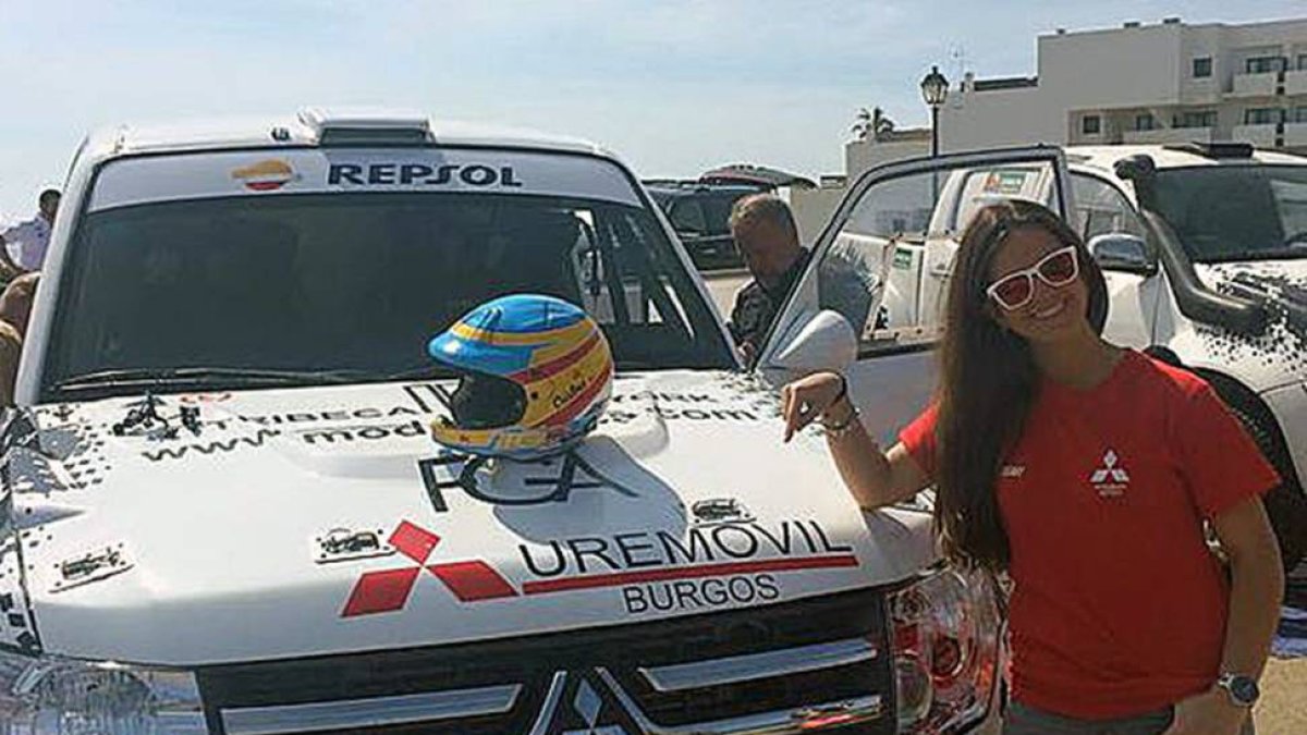 La piloto burgalesa Cristina Gutiérrez junto a su vehículo-ECB