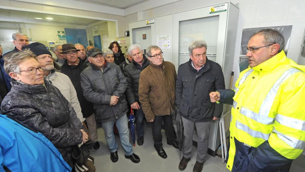 Un grupo de personas, ayer, en un momento de la visita a los depósitos de agua portable, en el cerro de San Miguel.-ISRAEL L. MURILLO