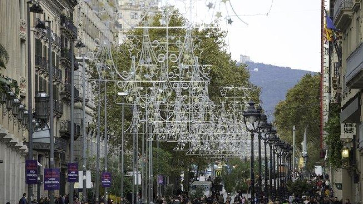 Una calle adornada con diseños de Navidad en Barcelona.-