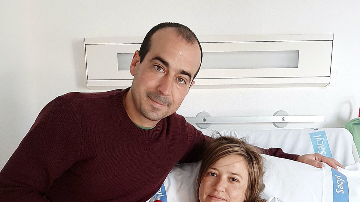 La primera bebé del año 2022 en Burgos ha sido Adriana, que nació a las 00:31 y ha pesado 3.030 gramos Sus padres son María Belén Blanco y Gorka Vadillo. ECB