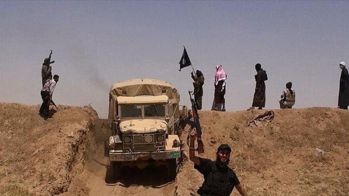 Imagen de combatientes del Estado Islámico en Irak, cerca de la frontera siria, hecha pública en una cuenta yihadista de Twitter.-AFP