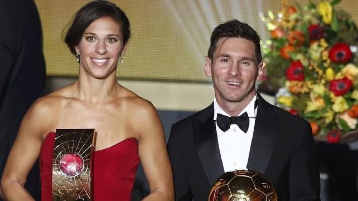 Carli Lloyd posa junto a Messi en la gala del Balón de Oro de Zúrich.-REUTERS / ARND WIEGMANN