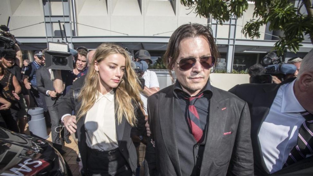 El actor Johnny Depp y su esposa, la también actriz Amber Heard, a su llegada al tribunal australiano, en Southport, hoy.-GLENN HUNT / EFE