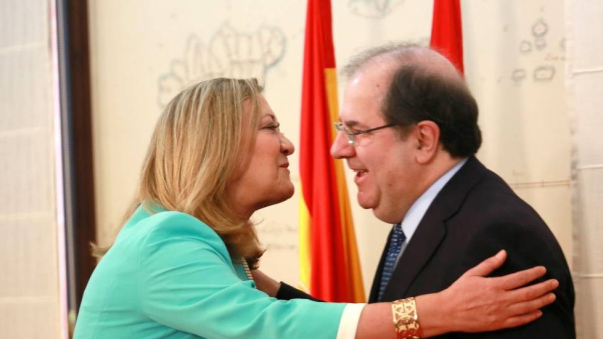 El presidente de la Junta, Juan Vicente Herrera, felicita a Pilar del Olmo tras tomar posesión como consejera de Hacienda-Ical