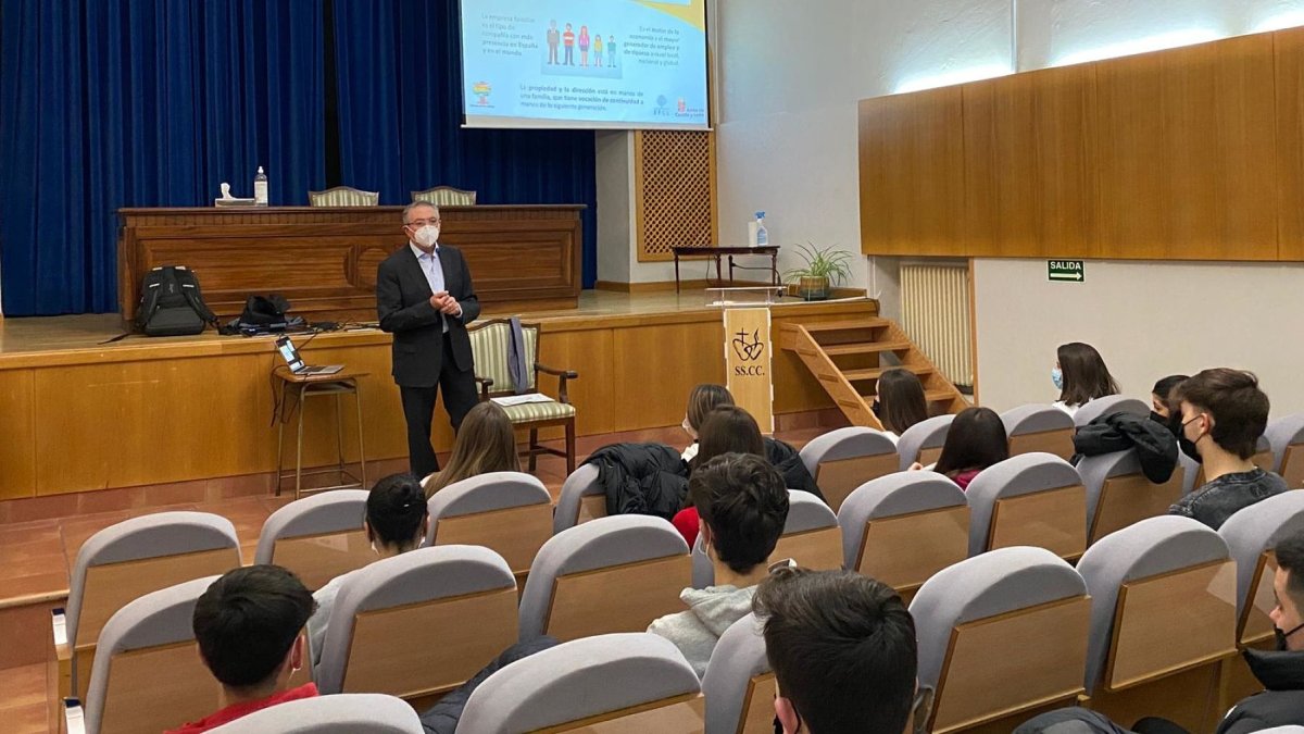 El presidente de Aciturri, Ginés Clemente dio una charla a los estudiantes del Colegio Sagrados Corazones de Miranda de Ebro. ECB
