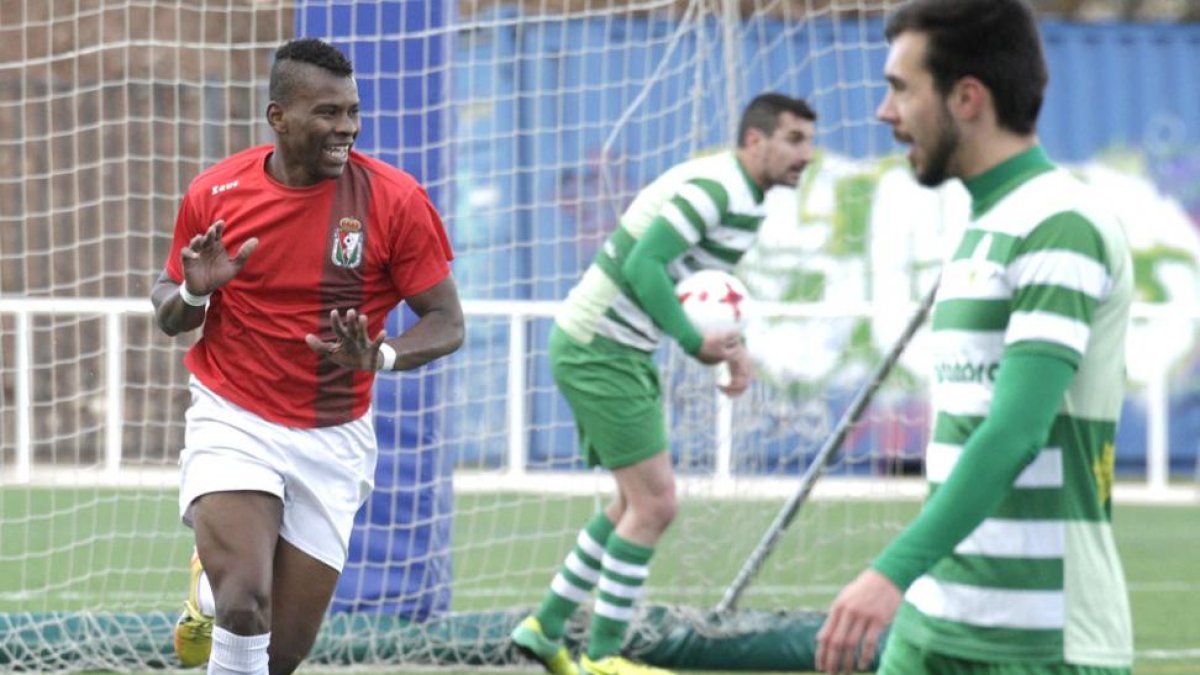 Jonathan celebra el gol que marcó en la primera mitad ante La Virgen del Camino.-SANTI OTERO