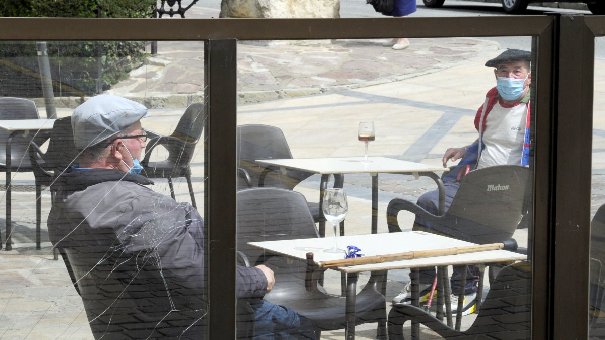 Dos clientes en la terraza de un bar de Villarcayo. I. L. M.