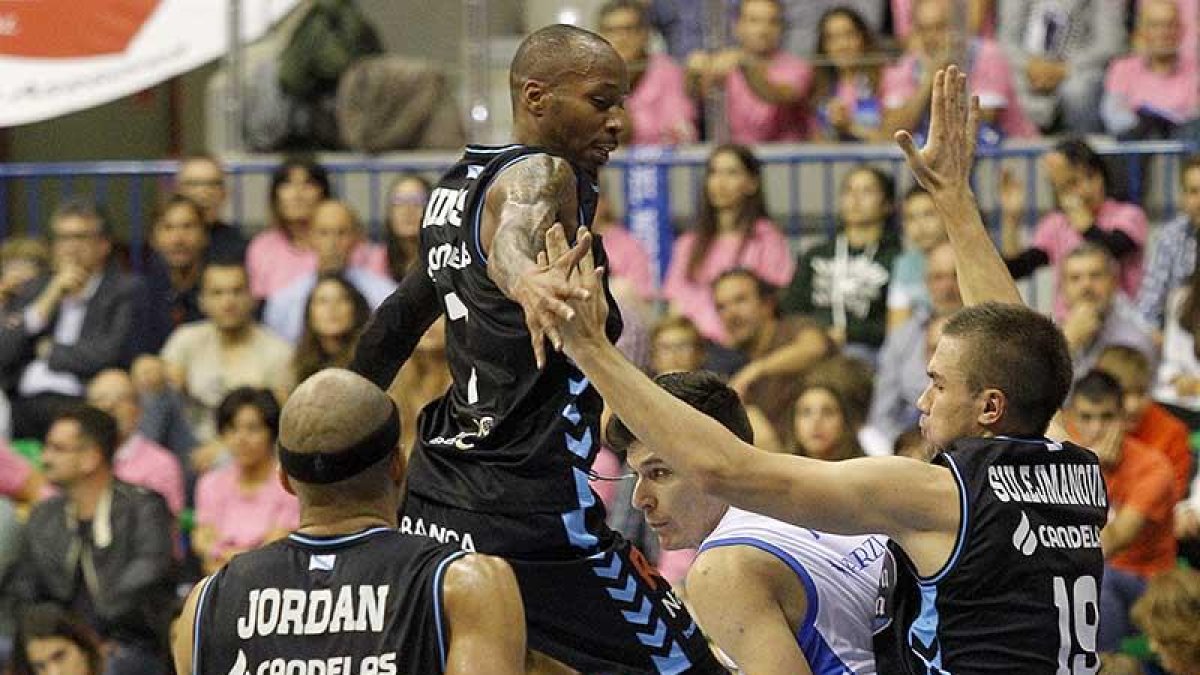 Huskic, presionado por hasta tres jugadores del Breogán en el choque de ayer-Santi Otero