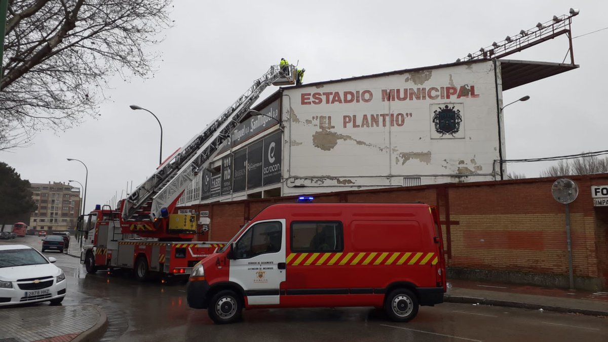 Actuación de los bomberos en la cuberta de El Plantío. BOMBEROS DE BURGOS