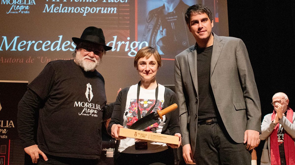 La escritora burgalesa Mercedes Rodrigo, recibiendo el premio en el Festival Morella Negra. AYTO. MORELLA