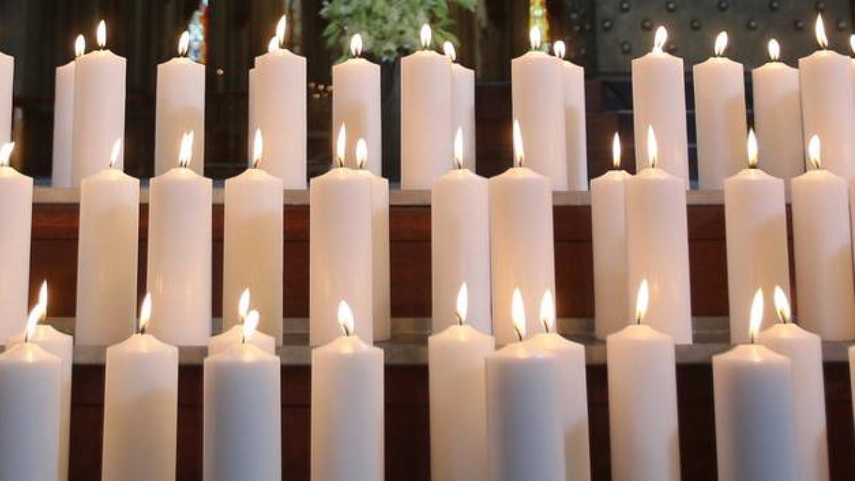 Velas en memoria de las víctimas del accidente, incluida una en memoria del copiloto Lubitz.-Foto: AFP / OLIVER BERG